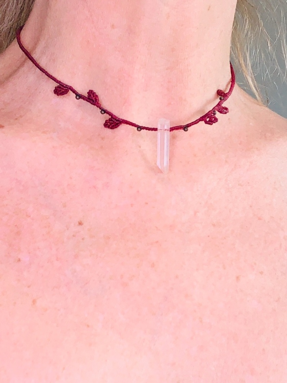 Gorgeous adjustable choker with leaves beads and a quartz crystal❤️